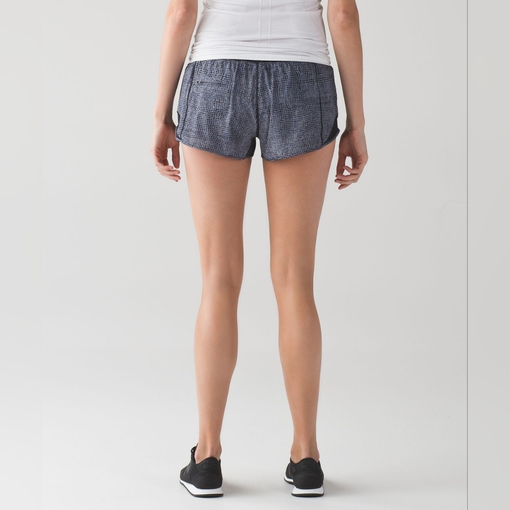 Lululemon Hotty Hot Short (2 1/2") Size 6